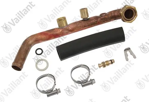 Vaillant-Rohr in Kupfer mit mehreren Anschlussstellen, umgeben von Gummischlauch, Dichtungen, einer Kupplung und zwei Schlauchschellen.